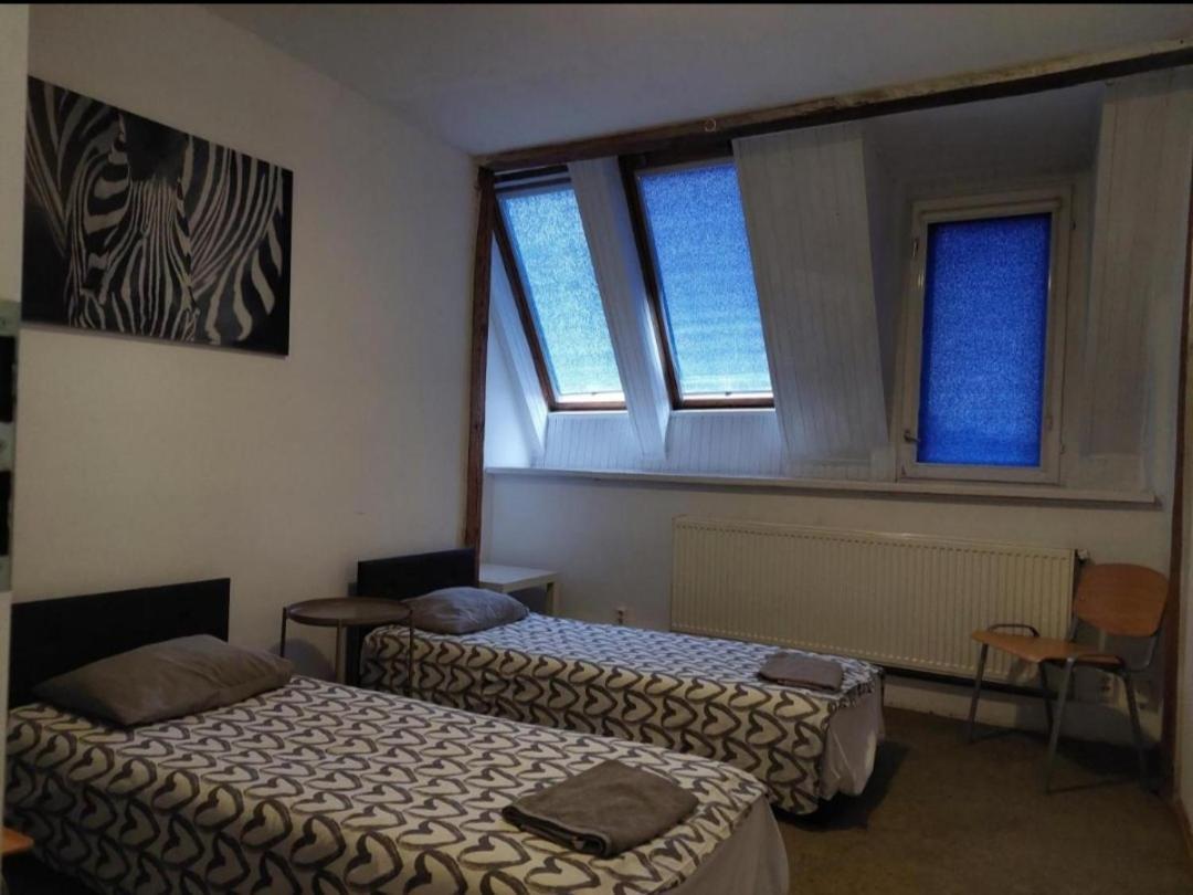 Tweepersoonskamer met 2 Aparte Bedden en Gedeelde Badkamer