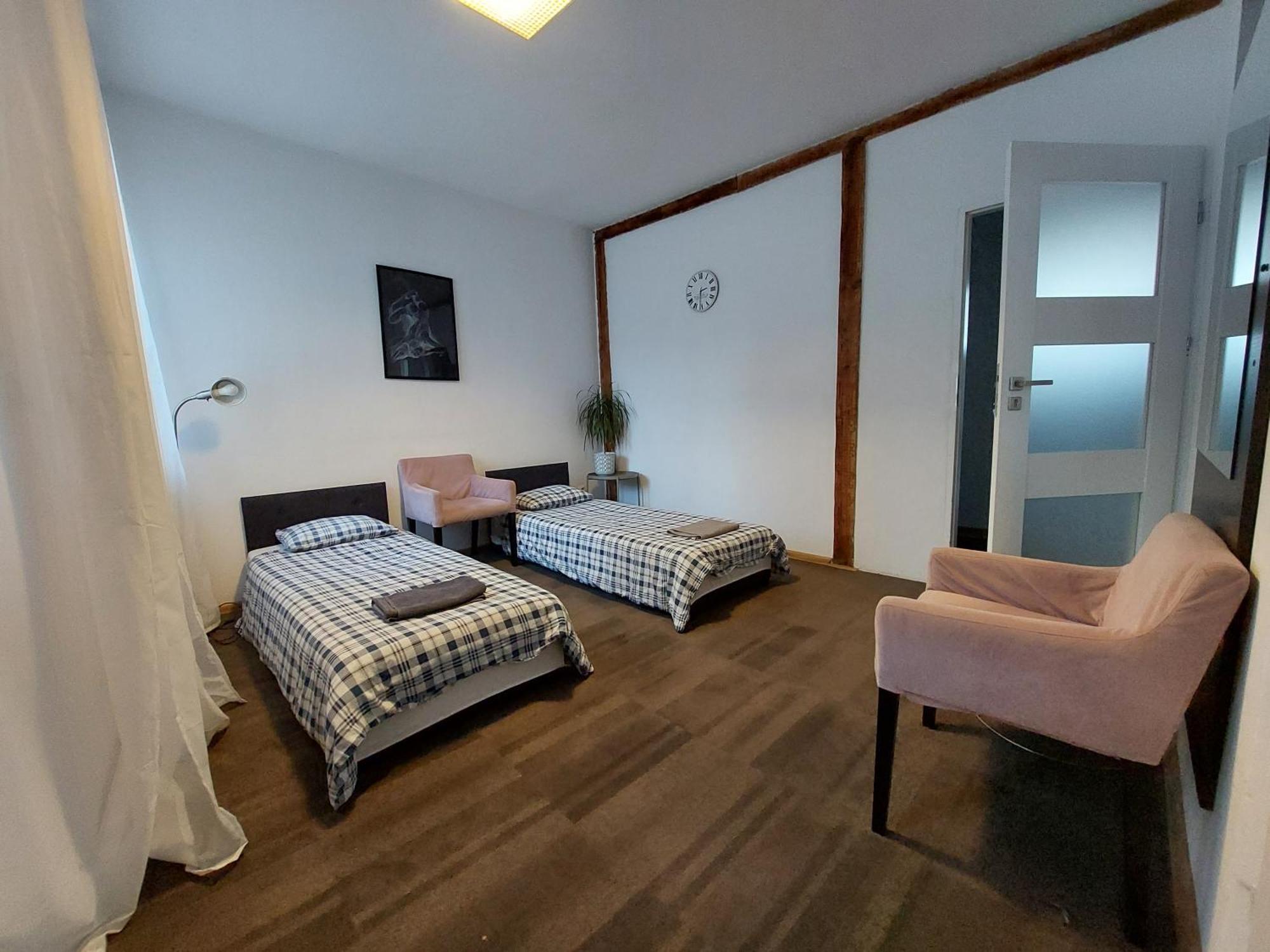 Tweepersoonskamer met 2 Aparte Bedden en Eigen Badkamer